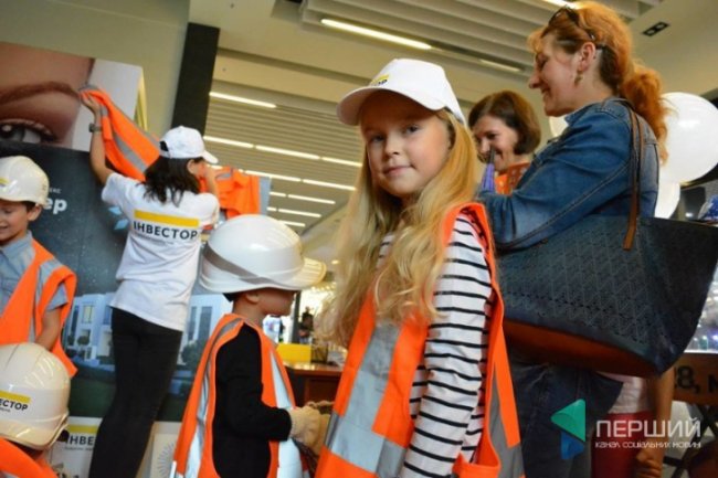 На «Фестивалі професій» «Інвестор» пропонував дітям бути будівельниками. ФОТО*