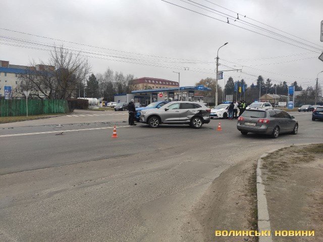 У Луцьку – ДТП: зіткнулися дві автівки. ФОТО