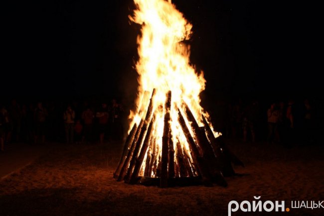 Сотні людей і величезне вогнище: як на Купала відтворювали язичницькі традиції у Шацьку. ФОТО. ВІДЕО
