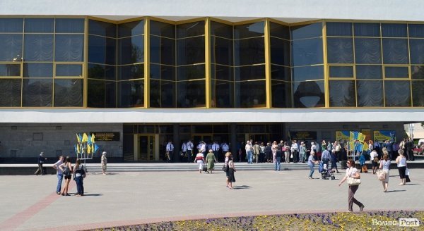 Луцьк напередодні Дня Перемоги: вишиванки і георгіївські стрічки. ФОТО