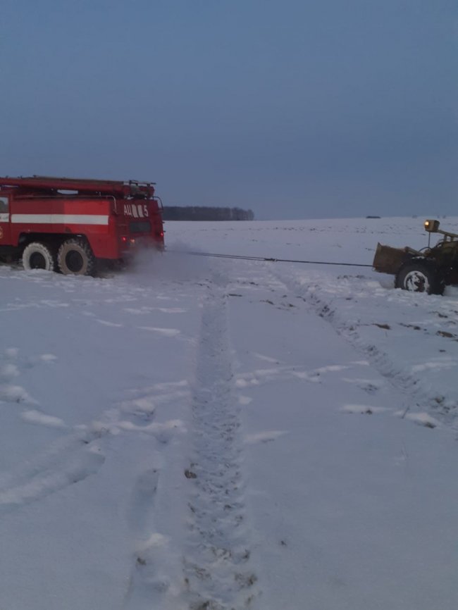 На Волині рятувальники за допомогою тросу витягнули вантажівку, яка перегородила рух автомобілів