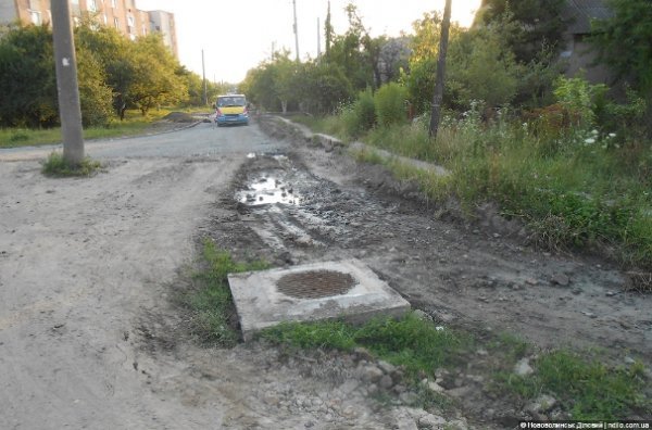 У Нововолинську дорогу ремонтують частково. ФОТО