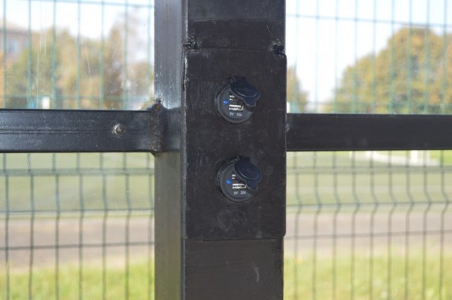 У Ковелі з’явилась зупинка з сонячними батареями, де можна заряджати телефон