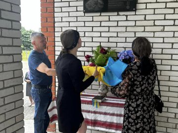 Восени встиг одружитися: у Луцькому районі відкрили меморіальну дошку на честь загиблого Героя