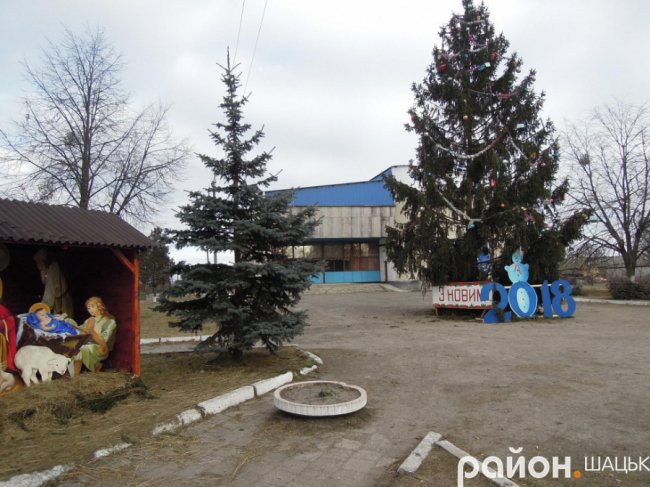 Тепер новорічна ялинка залишилась без Діда Мороза та Снігуроньки