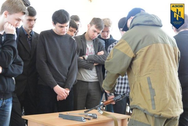 Цивільний корпус навчав бойової підготовки луцьких старшокласників