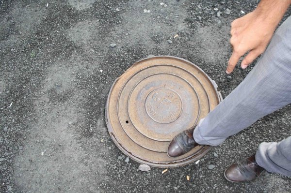 Лучанин провалився в каналізаційний люк. ФОТО