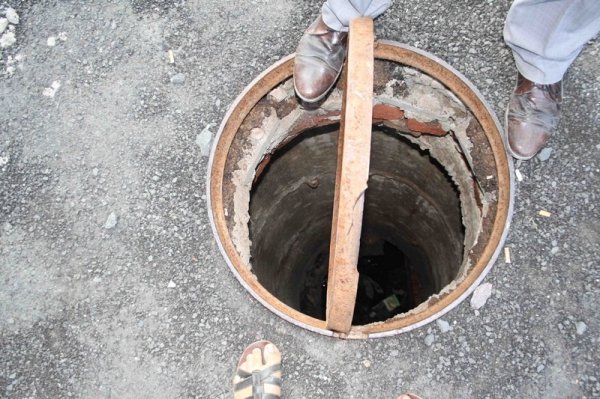 Лучанин провалився в каналізаційний люк. ФОТО