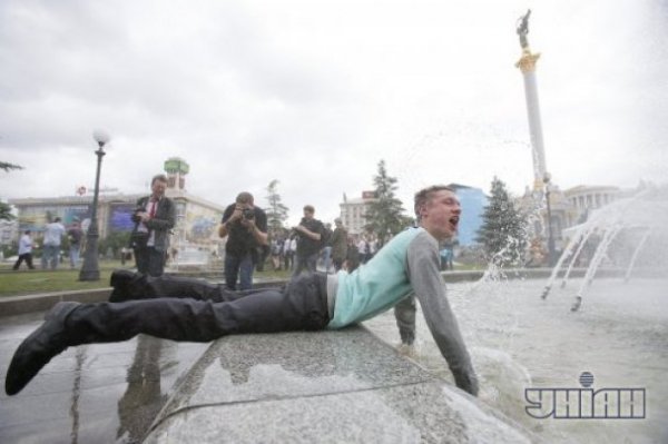 Останній дзвінок 2013: п'яні випускники вилазять на пам'ятники. ФОТО. ВІДЕО