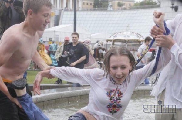 Останній дзвінок 2013: п'яні випускники вилазять на пам'ятники. ФОТО. ВІДЕО