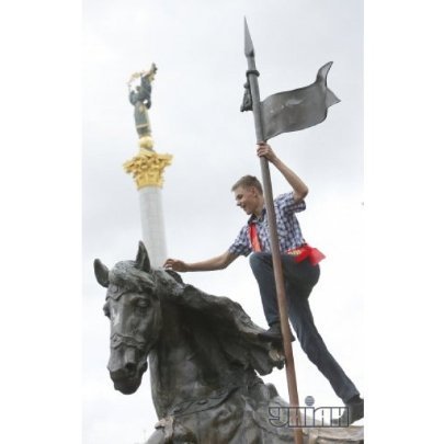 Останній дзвінок 2013: п'яні випускники вилазять на пам'ятники. ФОТО. ВІДЕО