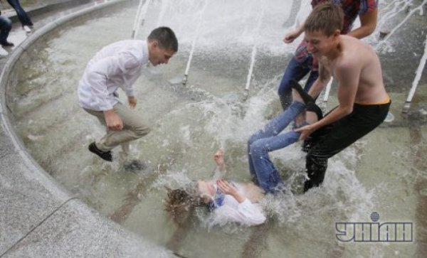 Останній дзвінок 2013: п'яні випускники вилазять на пам'ятники. ФОТО. ВІДЕО
