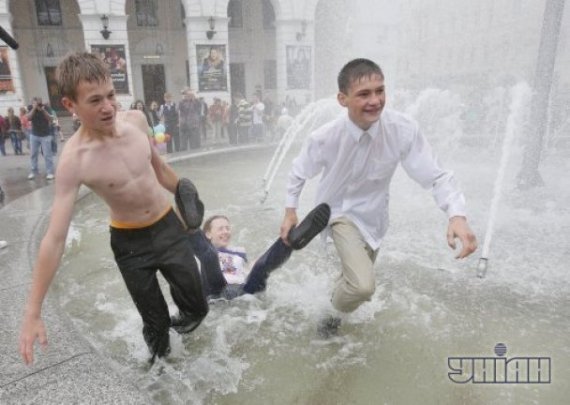 Останній дзвінок 2013: п'яні випускники вилазять на пам'ятники. ФОТО. ВІДЕО