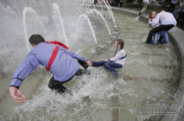 Останній дзвінок 2013: п'яні випускники вилазять на пам'ятники. ФОТО. ВІДЕО