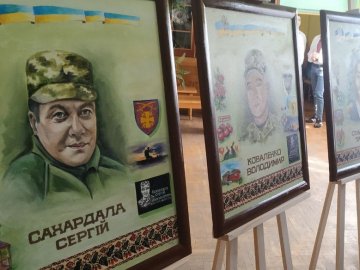 Виставку біографічних картин та фотографій військових презентували у селищі на Волині. ВІДЕО