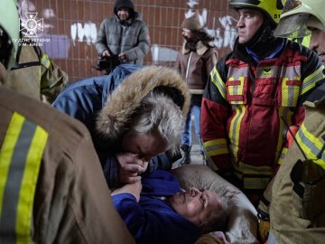 Із пошкодженої багатоповерхівки у Києві врятували нерухому жінку