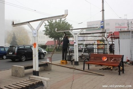 У Луцьку зносять зупинку. ФОТО