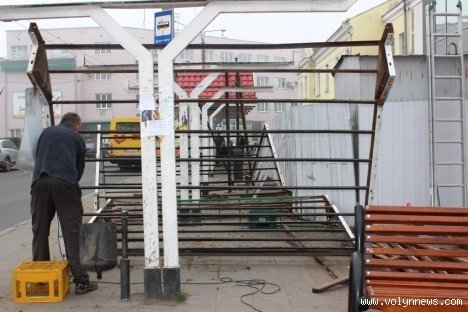 У Луцьку зносять зупинку. ФОТО