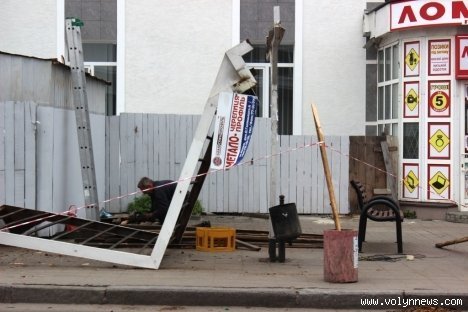 У Луцьку зносять зупинку. ФОТО