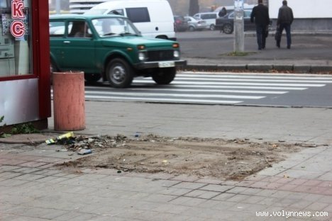 У Луцьку зносять зупинку. ФОТО