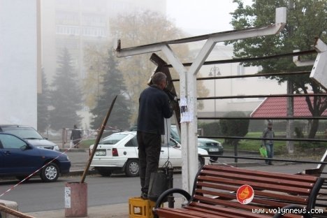 У Луцьку зносять зупинку. ФОТО