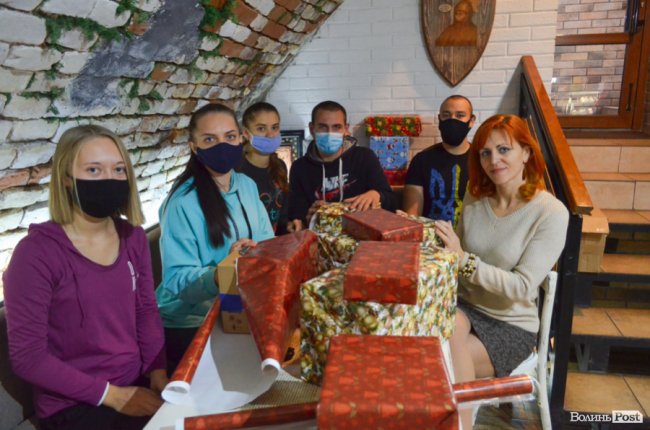 У Луцьку діти із синдромом Дауна готують аукціон на підтримку хворої на лейкемію 17-річної Альбіни. ФОТО