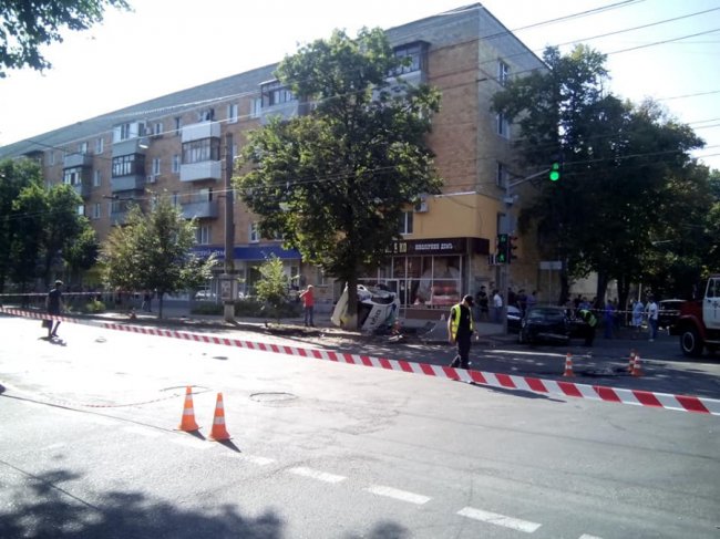 Авто поліції вилетіло на тротуар та травмувало пішоходів. ФОТО