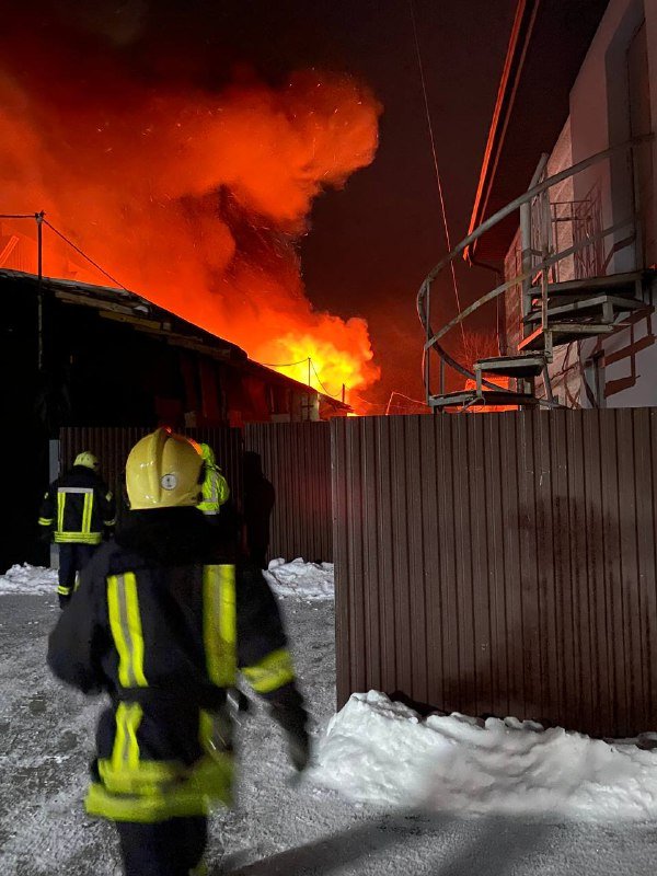У Луцьку горів склад поруч  із супермаркетом «Сільпо»
