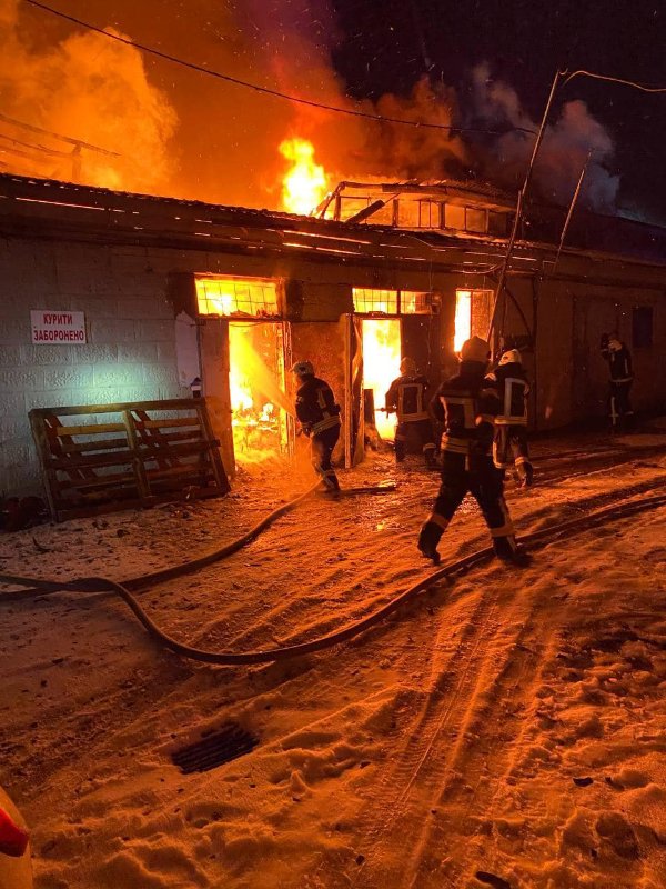 У Луцьку горів склад поруч  із супермаркетом «Сільпо»