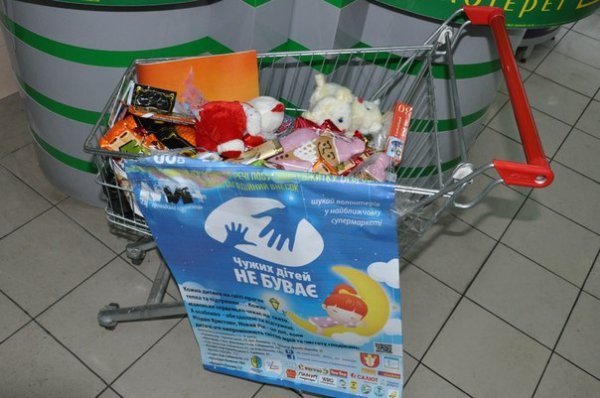 Як в супермаркетах Луцька збирають благодійну допомогу. ФОТО
