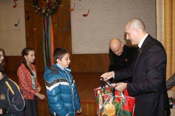 Луцькі депутати подарували школярам солодощі. ФОТО