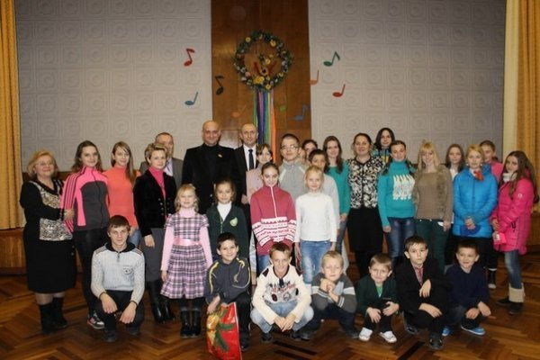 Луцькі депутати подарували школярам солодощі. ФОТО