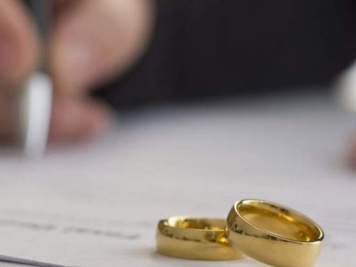 Суд покарав волинянку з інвалідністю за фіктивний шлюб з ухилянтом