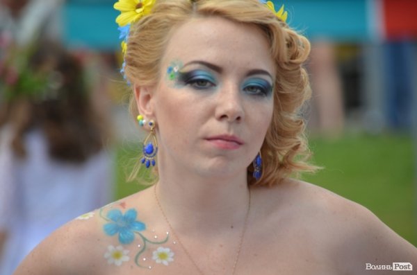 У Луцьку наречені вийшли на парад. ФОТО