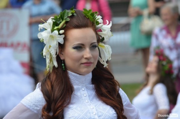 У Луцьку наречені вийшли на парад. ФОТО