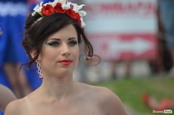 У Луцьку наречені вийшли на парад. ФОТО