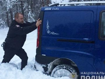 Як на Волині поліцейські допомагали водіям вибратися зі снігового полону. ФОТО