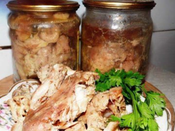 Вживав тушонку: волинянин «підчепив» ботулізм і перебуває на штучній вентиляції легень