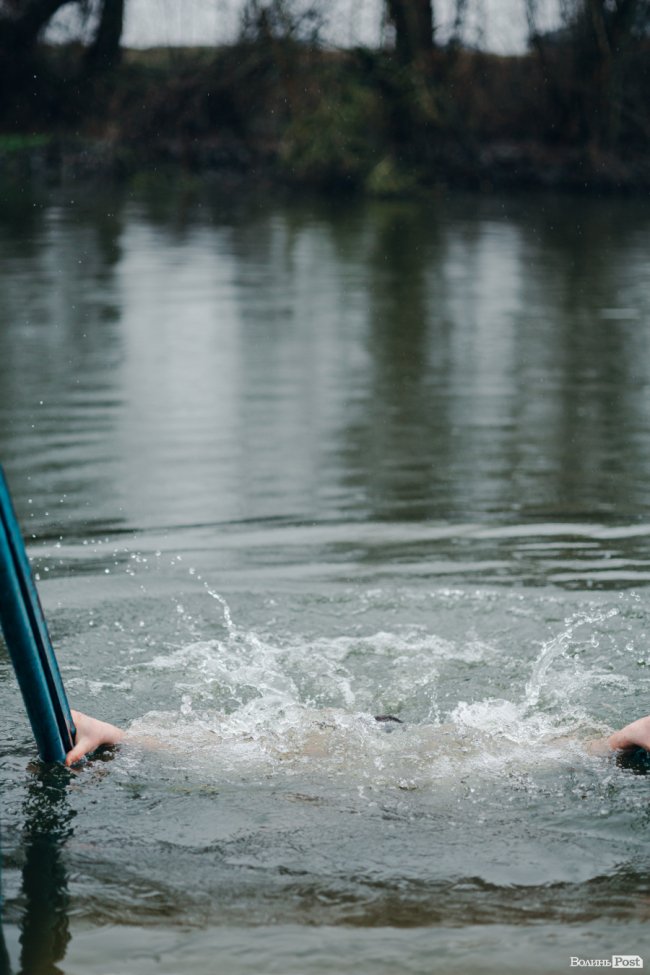 Водохреще у Луцьку: освячення води в річці Стир та занурення лучан. ФОТОРЕПОРТАЖ