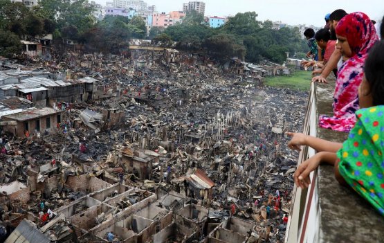 Внаслідок масштабної пожежі у столиці Бангладеш згоріло 15 тисяч будинків. ФОТО