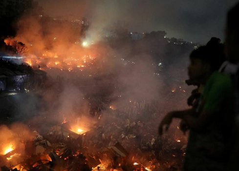 Внаслідок масштабної пожежі у столиці Бангладеш згоріло 15 тисяч будинків. ФОТО