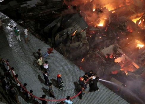 Внаслідок масштабної пожежі у столиці Бангладеш згоріло 15 тисяч будинків. ФОТО