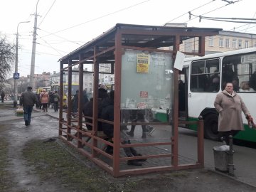 У Луцьку невідомі розбили скло на зупинці. ФОТО