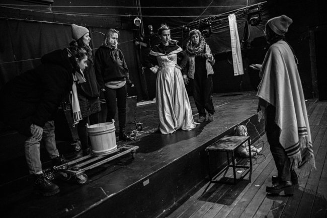 Глядач сам обирає сюжет: випустили інтерактивну виставу про реальні історії українських жінок «Нові шрами»