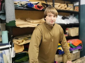 За 10 місяців кравець із Луцька пошив більше тисячі медичних сумок для бійців