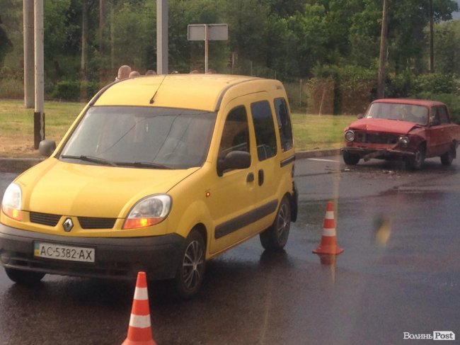 У Луцьку - аварія поблизу перехрестя. ФОТО