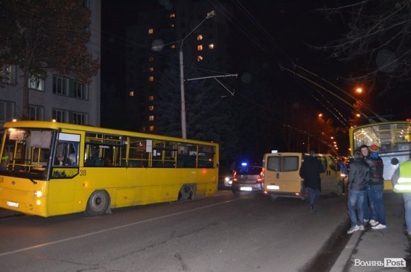 Аварія у Луцьку: в маршрутки відлетіло колесо. ФОТО
