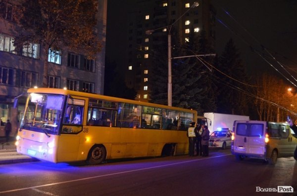 Марушрутка без колеса і пошкоджений Рено