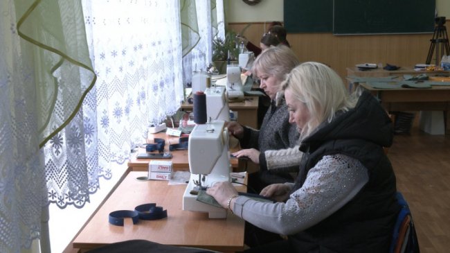 Зранку уроки, по обіді – бронежилети: на Рівненщині вчителі шиють плитоноски на фронт