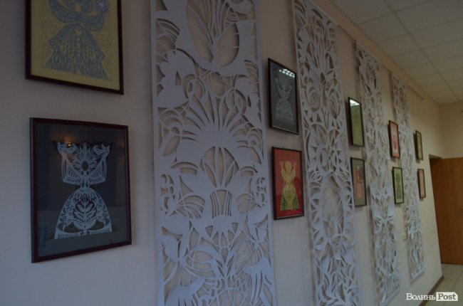 У Луцьку показали унікальні витинанки берегинь, кошти з продажу яких підуть на лікування Катрусі Ребрині. ФОТО